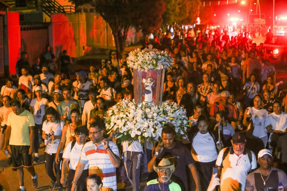 Romeiros acompanham a imagem de Nossa Senhora d’Abadia durante procissão noturna da Romaria do Muquém, em Niquelândia (Foto: Divulgação)