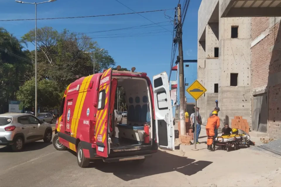Bombeiros resgatando vítima - (Foto: reprodução/Corpo de Bombeiros)