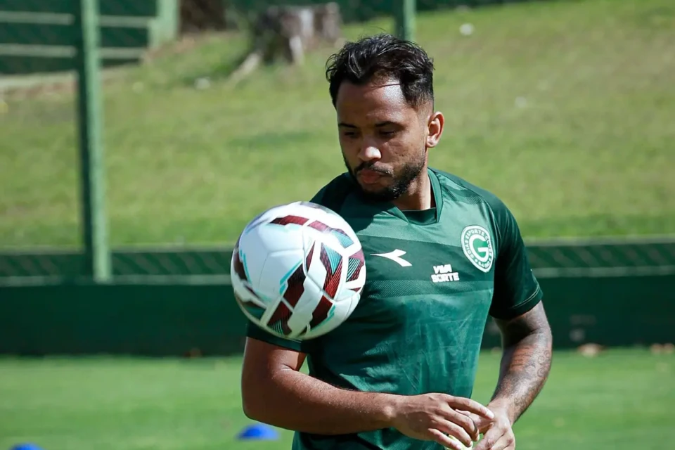 Lourenço em treino pelo Goiás