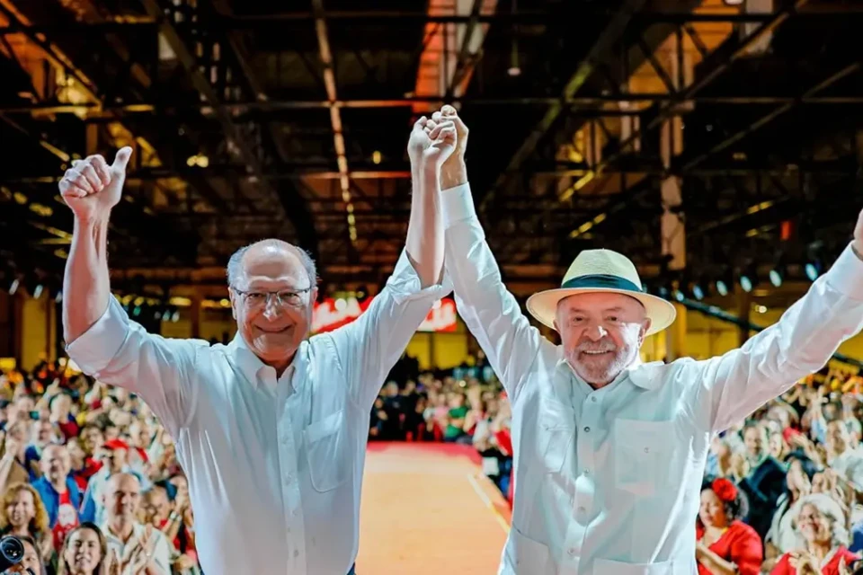 Lula se lança à reeleição, diz que não quer ser presidente do Bolsa Família e promete disputa por emendas