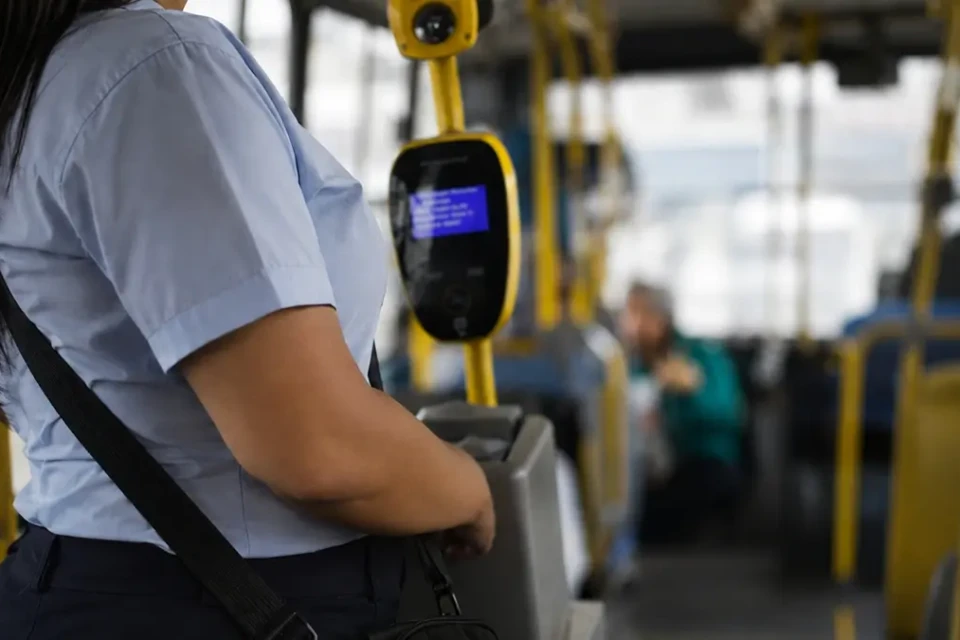 Abandonada em rodovia após negar assédio, cobradora de ônibus do Entorno será indenizada em R$ 20 mil