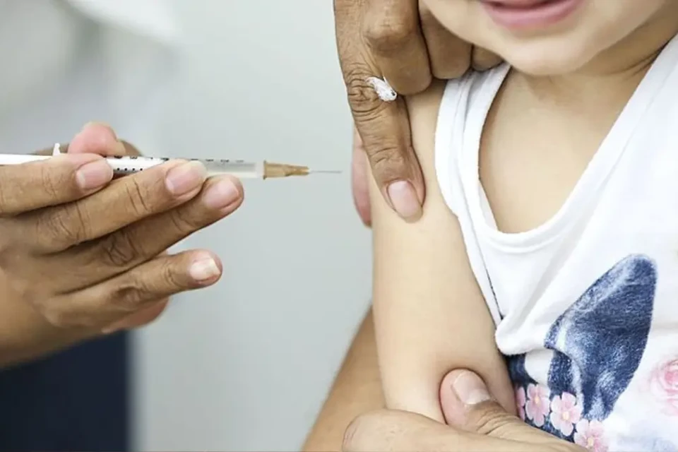 Criança sendo vacinada - (Foto: reprodução)