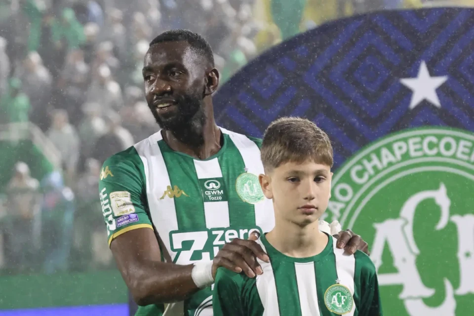 Chapecoense perde Bolasie para decisão contra o Cruzeiro após lesão no pâncreas