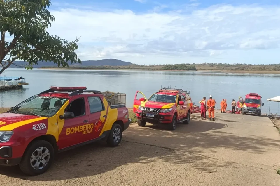Ultraleve cai no Lago Corumbá, em Caldas Novas, após perder força