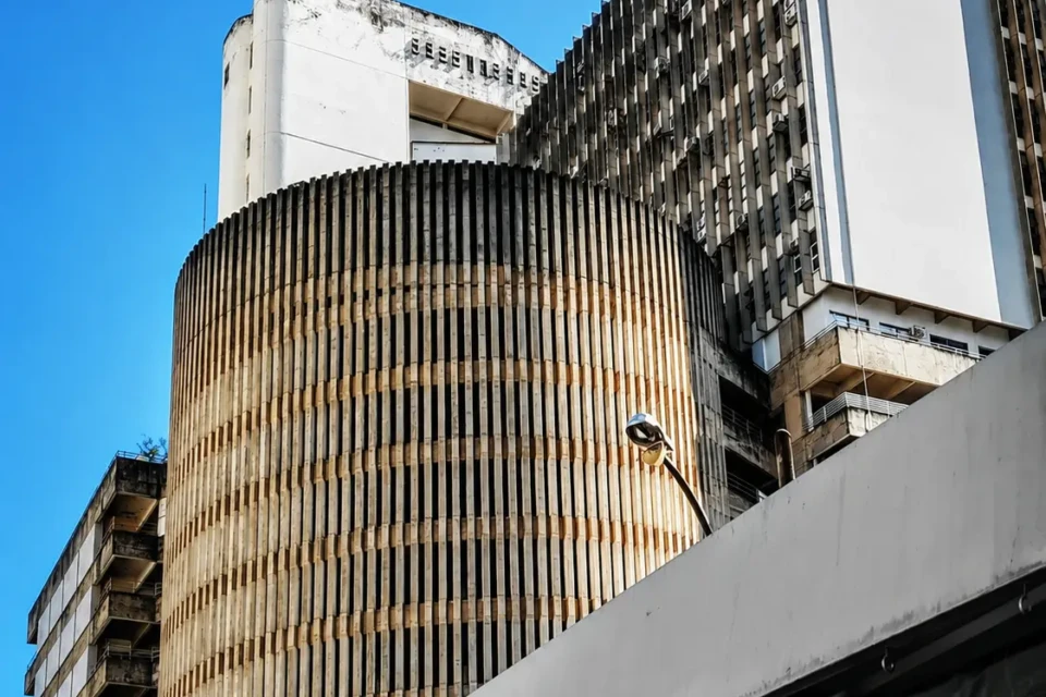 Inaugurado em 1976, o Parthenon Center ocupa um quarteirão do Setor Central e representa uma das fases da arquitetura moderna de Goiânia. ( Reprodução)