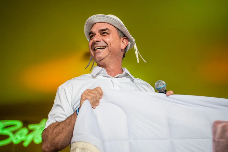 Flávio Bolsonaro é informado de que Republicanos prefere ficar neutro na eleição (Foto: Flickr/Flávio Bolsonaro)