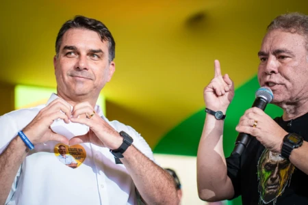 Flávio Bolsonaro e Efraim Filho em evento de campanha