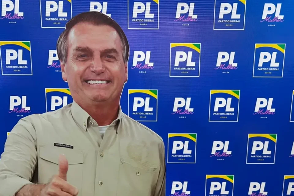 Cartaz de Bolsonaro em tamanho real