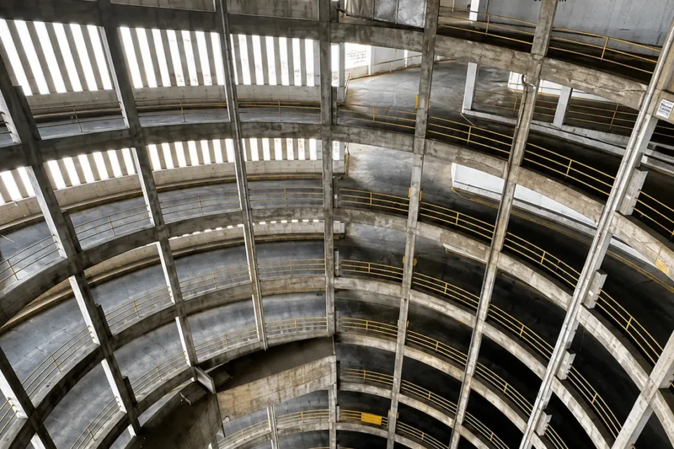 Rampa helicoidal do estacionamento do Parthenon Center, uma das soluções arquitetônicas mais complexas do edifício modernista inaugurado na década de 1970, no Centro de Goiânia. Crédito: Reprodução/TikTok.