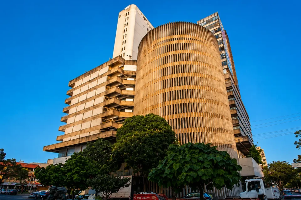 Vista do Parthenon Center, no Setor Central de Goiânia, edifício considerado um dos marcos da arquitetura modernista da capital. Crédito: Reprodução/TikTok.