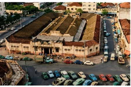 Primeiro Mercado Municipal de Goiânia, na Rua 4, fotografado pouco antes da demolição, em 1974; área hoje ocupada pelo edifício Parthenon Center — Foto: Reprodução/TikTok