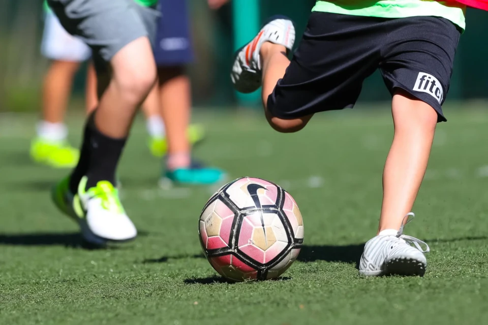 Onde alugar quadra de futebol em Goiânia? Veja 10 opções arenas e centros esportivos com campos society, grama sintética e natural