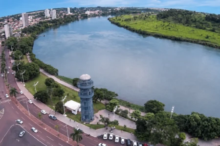 Vista aérea da Avenida Beira Rio e do Rio Paranaíba, em Itumbiara, município que integra a Região Turística Lagos do Paranaíba e atrai visitantes para a pesca esportiva (Foto: Reprodução)