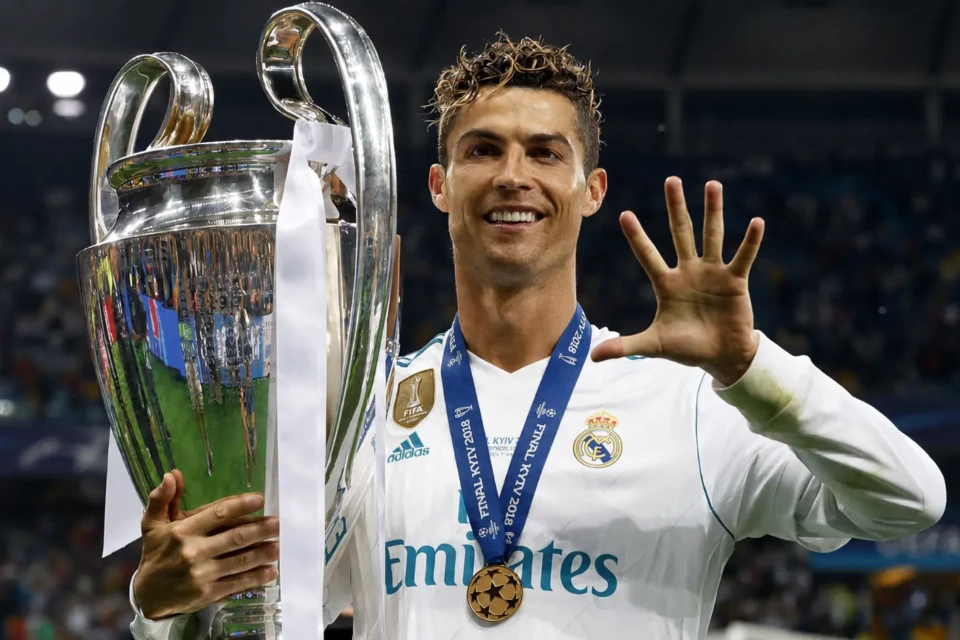 Cristiano Ronaldo comemora com a taça da Champions League após o Real Madrid vencer o Liverpool na final de 2018, em Kiev. O português conquista o quinto título europeu da carreira (Foto: Getty Images)