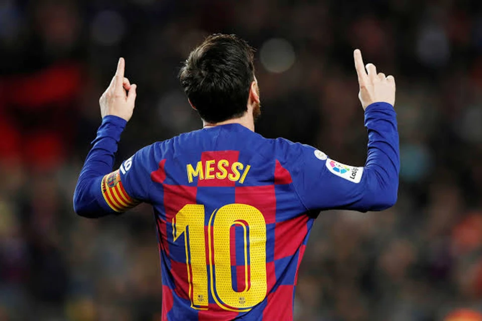 Lionel Messi, com a camisa 10 e a braçadeira de capitão do Barcelona, comemora durante partida pelo clube espanhol (Foto: Getty Images)