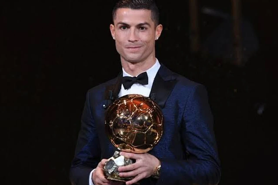 Cristiano Ronaldo posa com a Bola de Ouro, prêmio que conquistou cinco vezes ao longo da carreira (Foto: Getty Images)