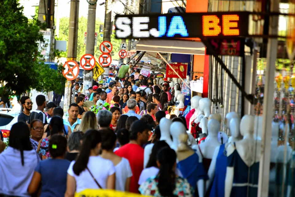 Movimentação de consumidores na Região da 44, em Goiânia, um dos principais polos de moda atacadista do país, durante o período de compras para o Dia dos Pais (Foto: Divulgação)