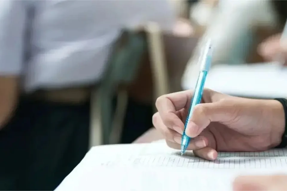 Jovem realiza prova durante preparação para concurso público