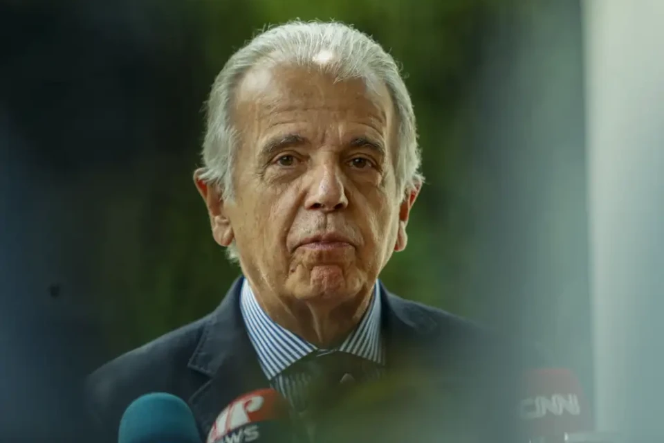 "Se os EUA invadirem o Brasil, a gente terá que abrir o portão", diz Múcio Ministro da Defesa defendeu investimentos nas Forças Armadas