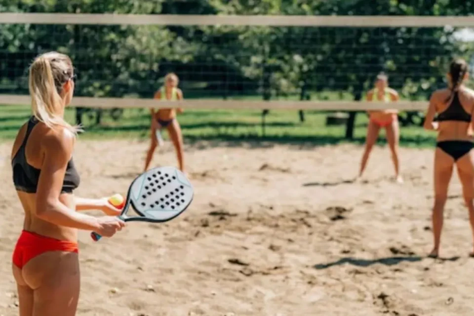 Onde jogar beach tennis em Goiânia? Veja quadras para praticar Confira espaços que oferecem aluguel de quadras, aulas e treinamentos