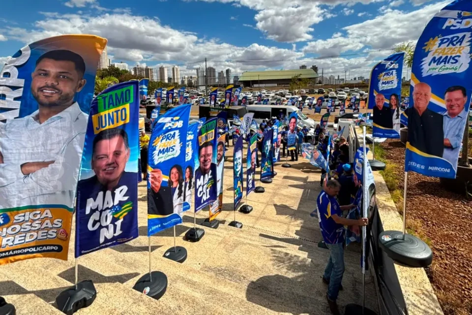 Militância do PSDB colore de azul o local da convenção que vai lançar Marconi para governador (Foto: Maria Clara Barreto)