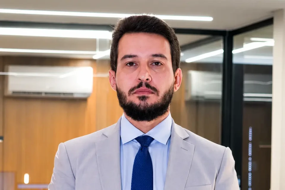 Dr. Daniel Assunção analisa os riscos jurídicos da lei de Indiara que alterou a denominação de vigias para guardas municipais sem novo concurso público. Foto: Divulgação.