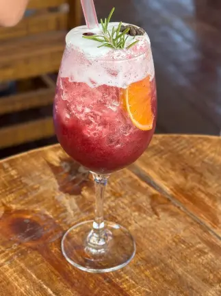 Drink preparado com jabuticaba como parte das opções gastronômicas da temporada da fruta em Hidrolândia, Goiás