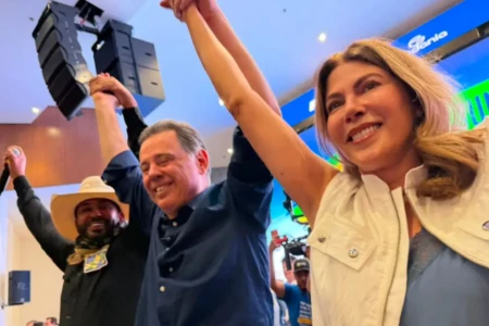 Marconi chega à convenção do PSDB sob aplausos e agita militantes (Foto: Maria Clara Barreto)