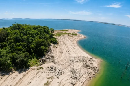 Vista aérea do Lago das Brisas, no Sul de Goiás, mostra a extensão do reservatório e as margens cercadas por vegetação. Foto: Reprodução/TikTok.