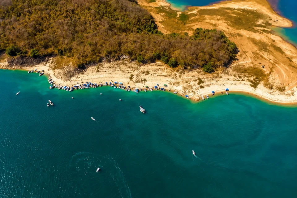 Vista aérea do Lago das Brisas mostra embarcações concentradas às margens do reservatório, no Sul de Goiás. Foto: Reprodução/TikTok.