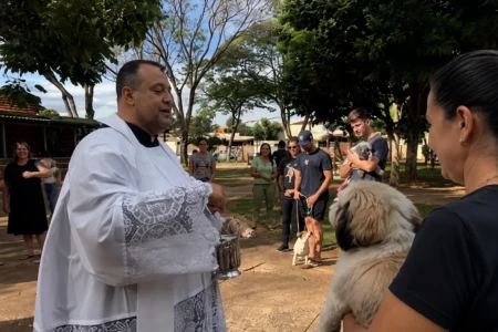 Padre Rodrigo de Castro conduz a Bênção dos Animais em Goiânia, com a participação de tutores e seus pets. Foto: Reprodução/TikTok.