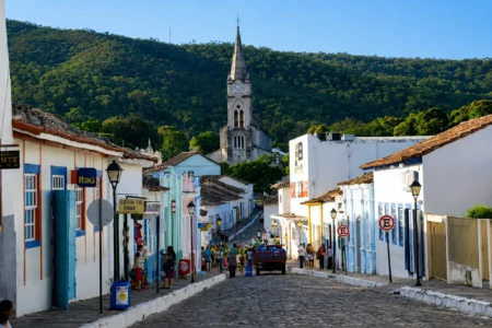 Rua do centro histórico da Cidade de Goiás reúne casarões coloniais, calçamento de pedra e construções religiosas cercadas pela paisagem do Cerrado. Foto: Governo de Goiás