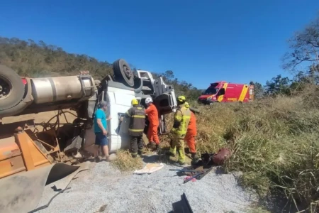Carreta tombou após sair da pista - (Foto: reprodução/Corpo de Bombeiros)