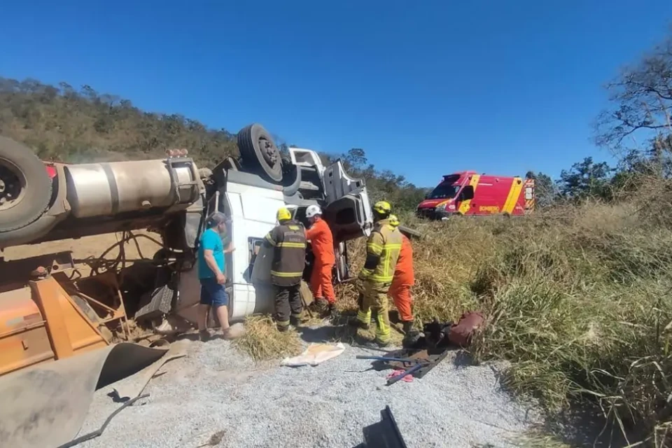 Carreta tombou após sair da pista - (Foto: reprodução/Corpo de Bombeiros)