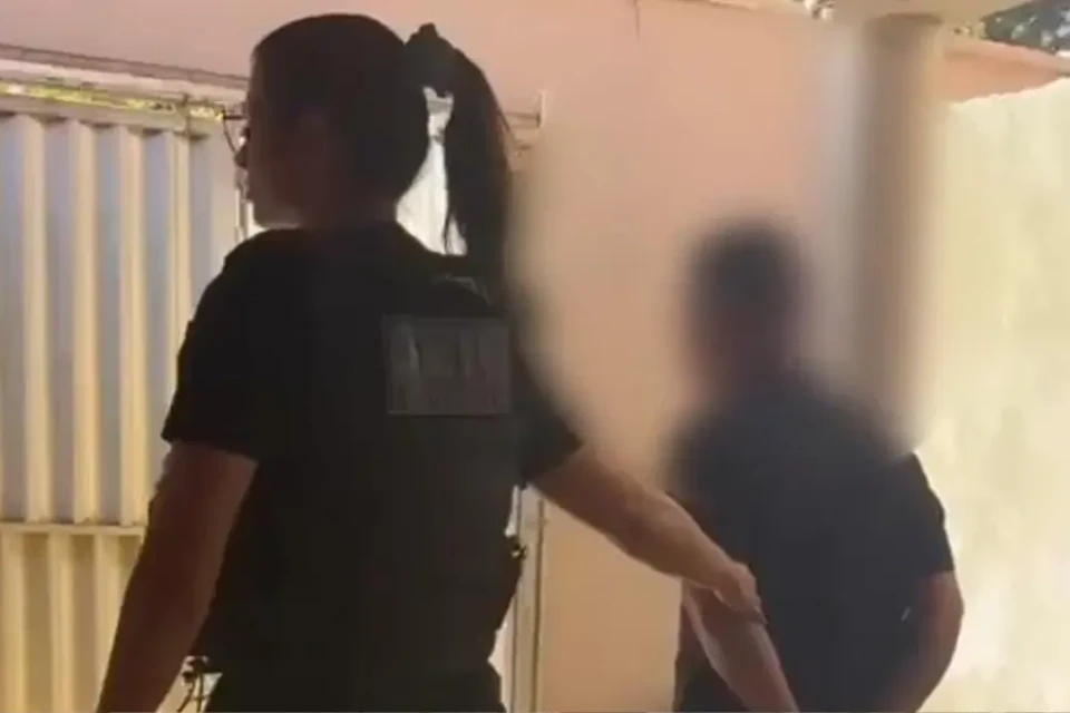 Policiais cumprindo mandados - (Foto: reprodução/PC)