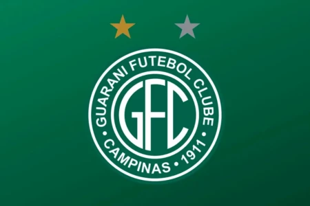Guarani chega para duelo contra o Anápolis em meio a protesto por salários atrasados