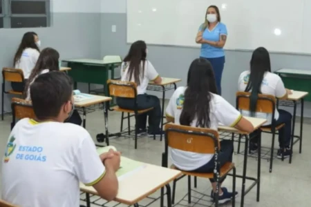 Texto alternativo: Alunos em sala de aula durante atividade escolar em Goiânia