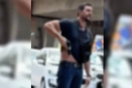 Motorista saca a arma da cintura durante a discussão de trânsito, em frente à Prefeitura de Anápolis (Foto: redes sociais)
