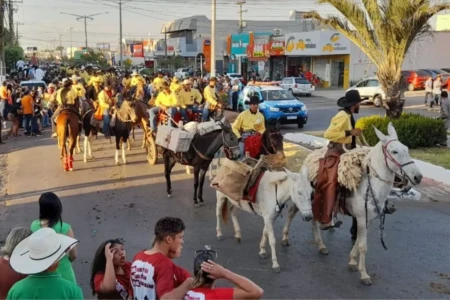 Cavaleiros participam da tradicional cavalgada da Exponorte, em Porangatu