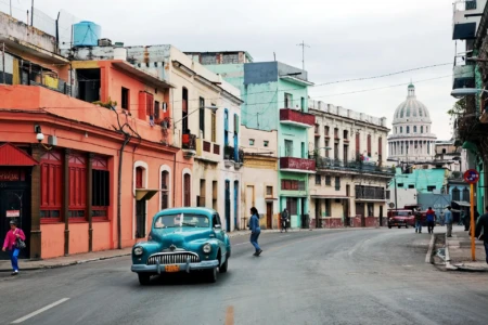 Rua de Cuba, com prédios e carros antigos