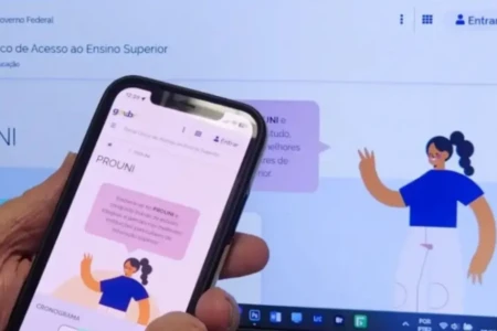 Celular com página do Programa Universidade para Todos (Prouni) aberta na tela