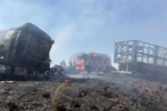 Veículos envolvidos em acidente ficam incendiados na GO-436, em Cristalina