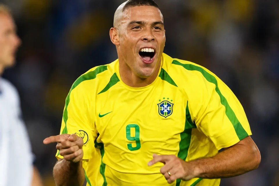 Ronaldo comemora um dos gols da campanha que levou o Brasil ao pentacampeonato da Copa do Mundo de 2002. O atacante lidera o ranking de nomes inspirados em jogadores registrados em Goiás, segundo levantamento da Associação dos Registradores de Pessoas Naturais do Estado de Goiás (ARPEN/GO), realizado a pedido do Mais Goiás.
Crédito: FIFA/Divulgação