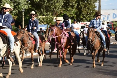Cavaleiros participam da tradicional cavalgada da Exponorte, em Porangatu