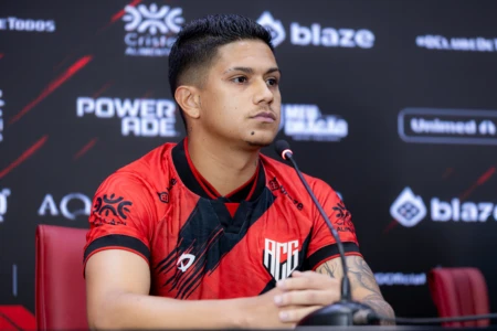 Atlético apresenta o atacante Gustavo Maia que já atuou no Vila Nova