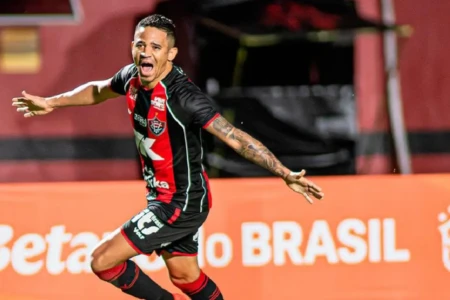 Vitória goleia o Athletico-PR e avança na Copa do Brasil