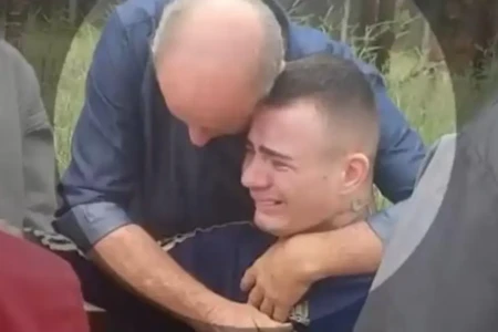 Bruno sendo abraçado pelo pai o velório do irmão - (Foto: reprodução/Record TV)