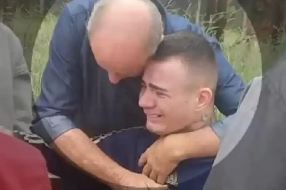 Bruno sendo abraçado pelo pai o velório do irmão - (Foto: reprodução/Record TV)