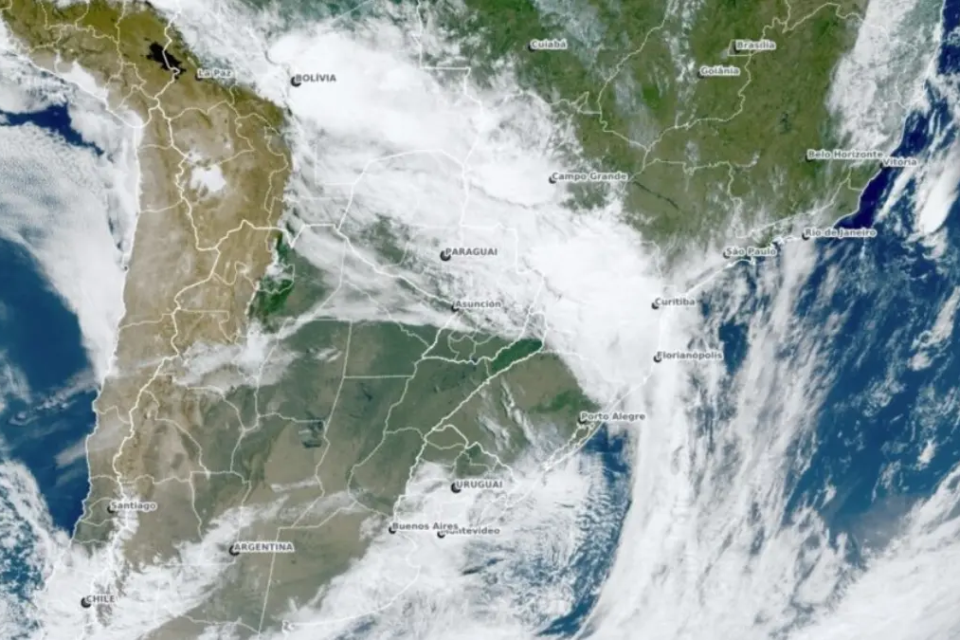 Monitor metereológico mostra avanço de ciclone