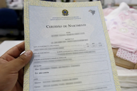 Certidão de nascimento sem o nome do pai na filiação; em Goiás, cerca de 5,2 mil crianças são registradas por ano apenas com o nome da mãe. (Pexel)